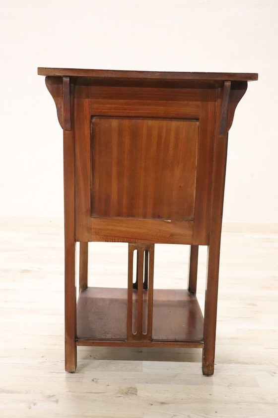 Image 1 of Mesa auxiliar Art Nouveau de madera