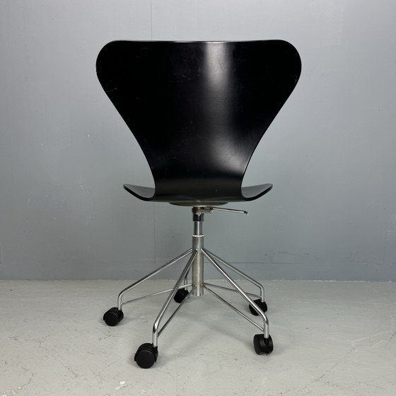 Image 1 of Fritz Hansen Swivel Chair 3117 by Arne Jacobsen