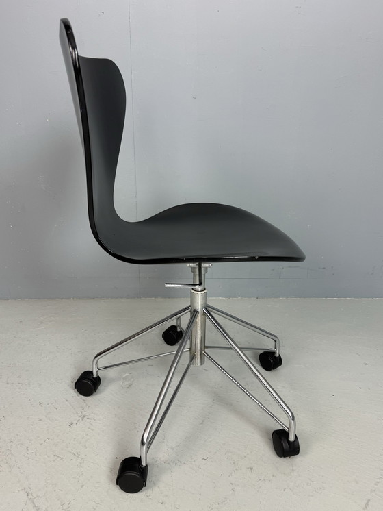 Image 1 of Fritz Hansen Swivel Chair 3117 by Arne Jacobsen