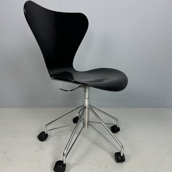 Image 1 of Fritz Hansen Swivel Chair 3117 by Arne Jacobsen