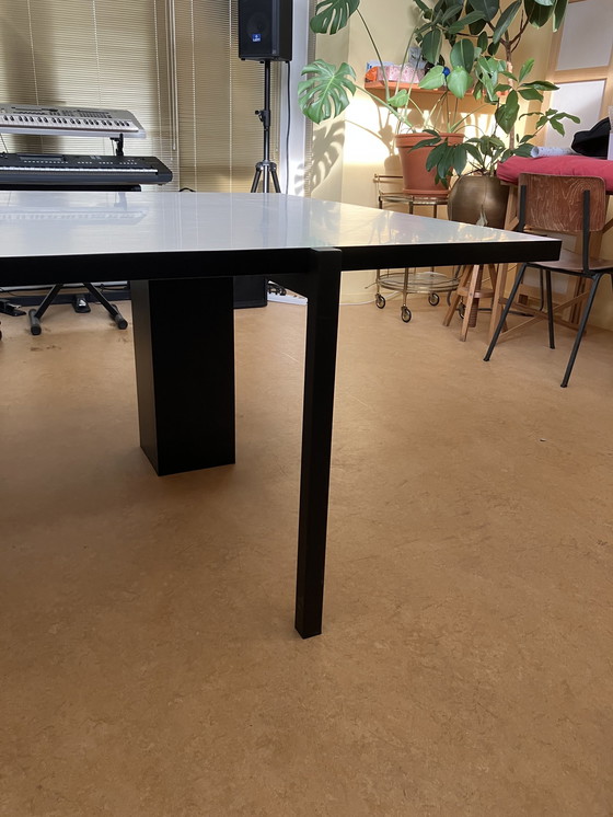 Image 1 of Mesa de comedor de fórmica blanca con extremos negros y estructura asimétrica