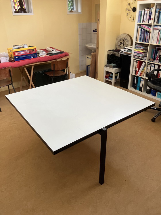 Image 1 of Mesa de comedor de fórmica blanca con extremos negros y estructura asimétrica