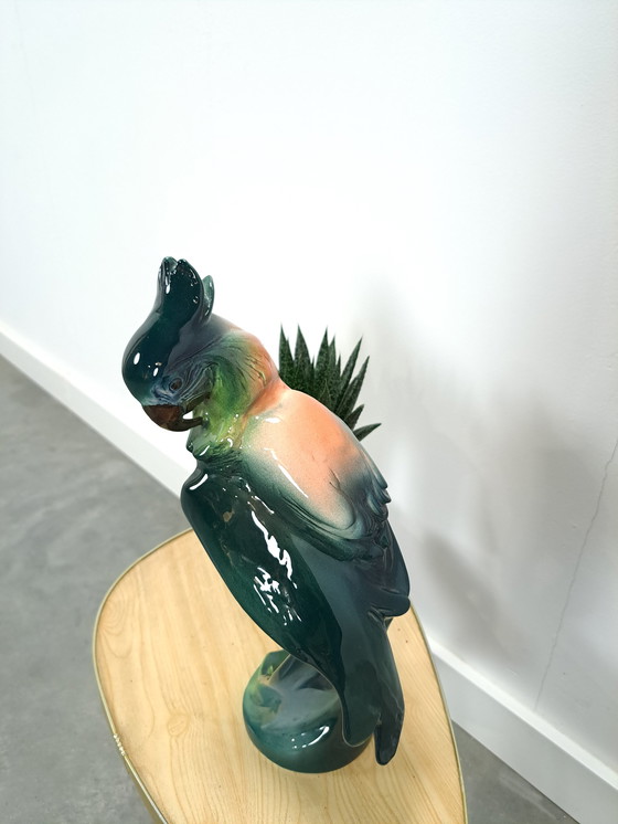 Image 1 of Statua di cacatua in porcellana d'epoca