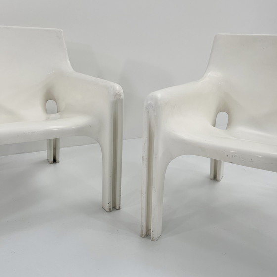 Image 1 of Pair Of White Vicario Lounge Chairs By Vico Magistretti For Artemide, 1970S