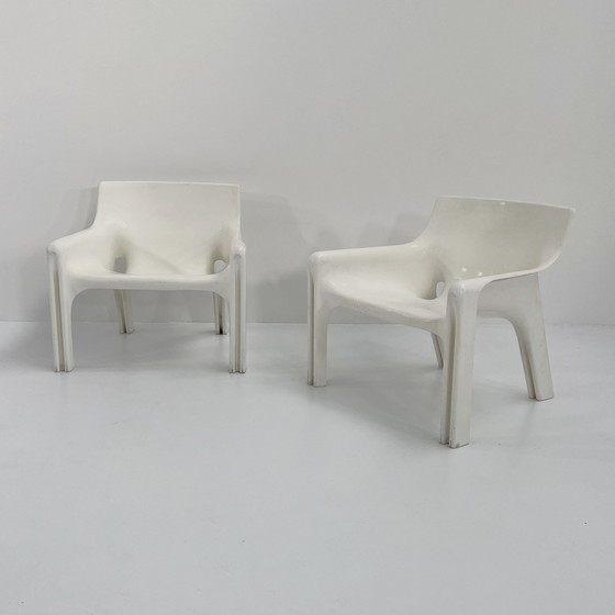 Image 1 of Pair Of White Vicario Lounge Chairs By Vico Magistretti For Artemide, 1970S