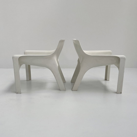 Image 1 of Pair Of White Vicario Lounge Chairs By Vico Magistretti For Artemide, 1970S