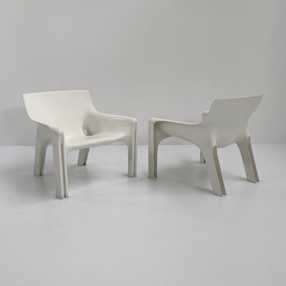 Image 1 of Pair Of White Vicario Lounge Chairs By Vico Magistretti For Artemide, 1970S