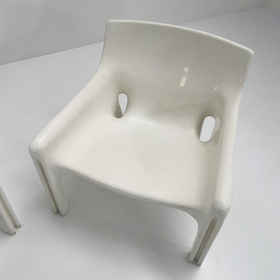 Image 1 of Pair Of White Vicario Lounge Chairs By Vico Magistretti For Artemide, 1970S