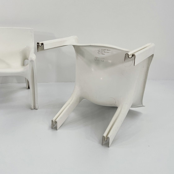 Image 1 of Pair Of White Vicario Lounge Chairs By Vico Magistretti For Artemide, 1970S