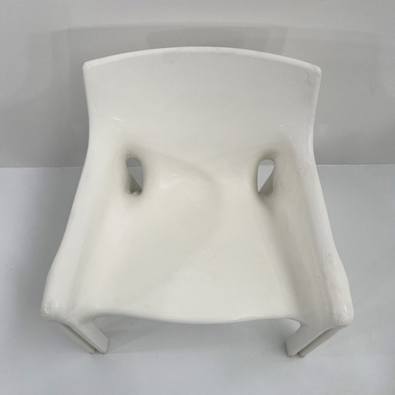 Image 1 of Pair Of White Vicario Lounge Chairs By Vico Magistretti For Artemide, 1970S