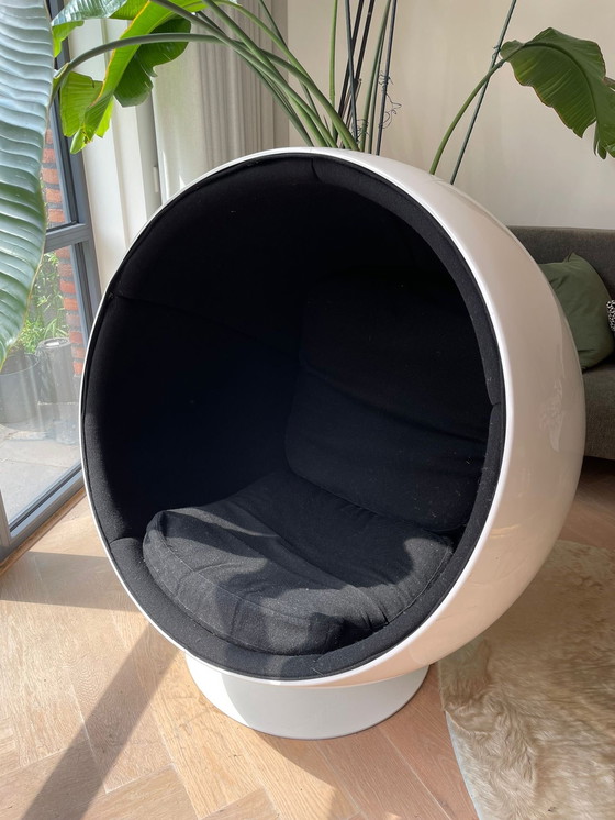 Image 1 of Eero Aarnio Originals Ball Chair blanc noir