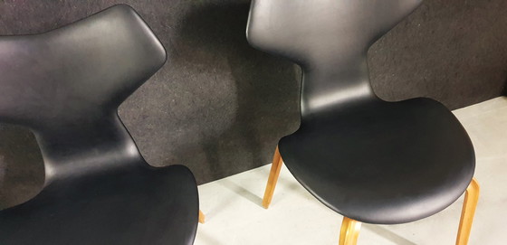 Image 1 of 2 chaises Fritz Hansen Grand Prix