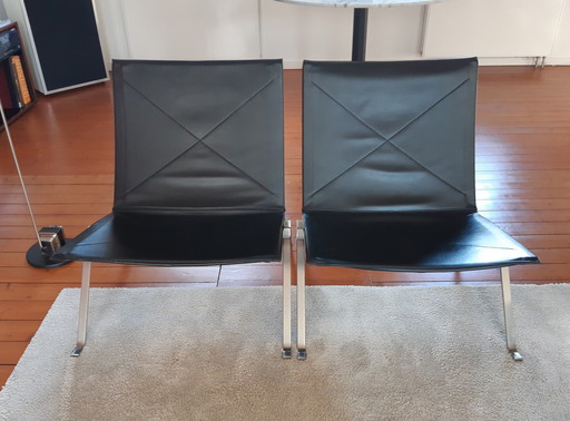 2X Black Leather Pk22 Chairs By Poul Kjærholm