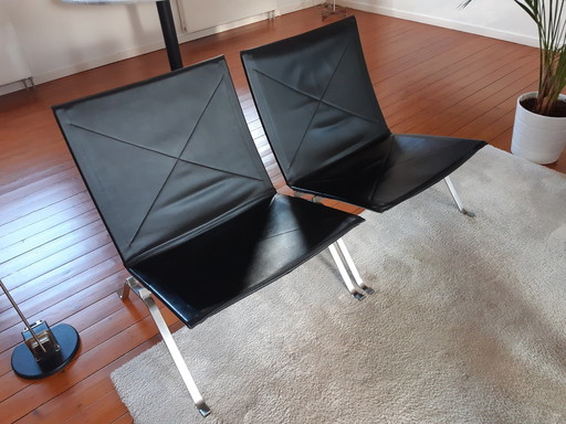 2X Black Leather Pk22 Chairs By Poul Kjærholm