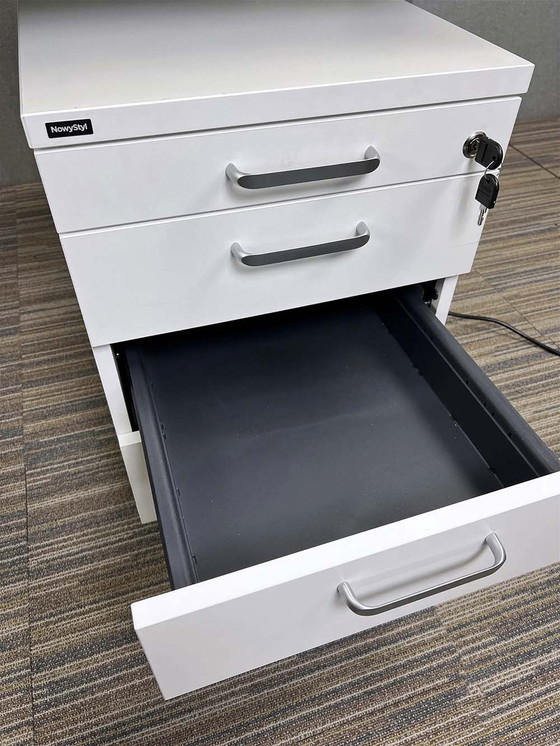 Image 1 of Kinnarps electric sit/stand desk incl. drawer unit