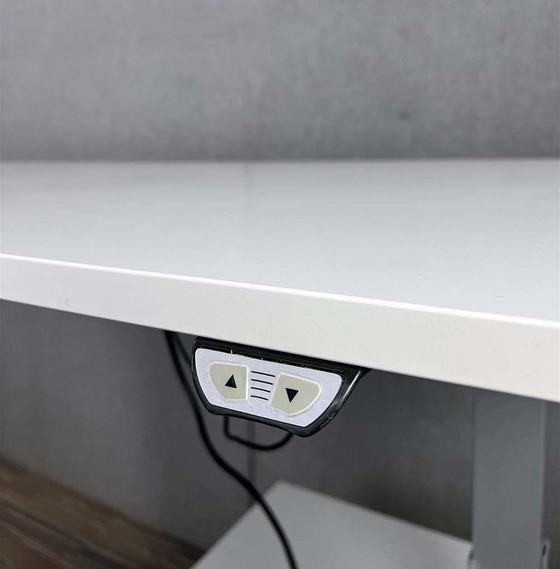 Image 1 of Kinnarps electric sit/stand desk incl. drawer unit