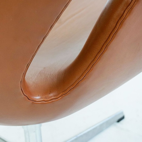 Image 1 of Vintage Brown Leather Swan Chair by Arne jacobsen for Fritz Hansen 1958s