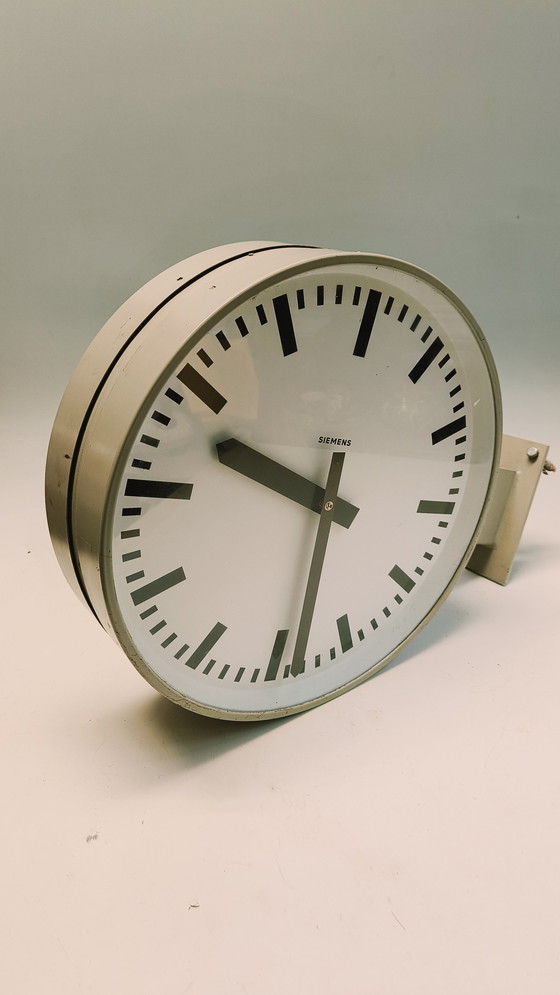 Image 1 of Reloj de estación industrial de doble cara Siemens Reloj escolar
