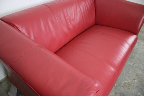 Image 1 of Sofá Club Rolf Benz 322 de dos plazas, de diseño, de cuero auténtico, color rojo