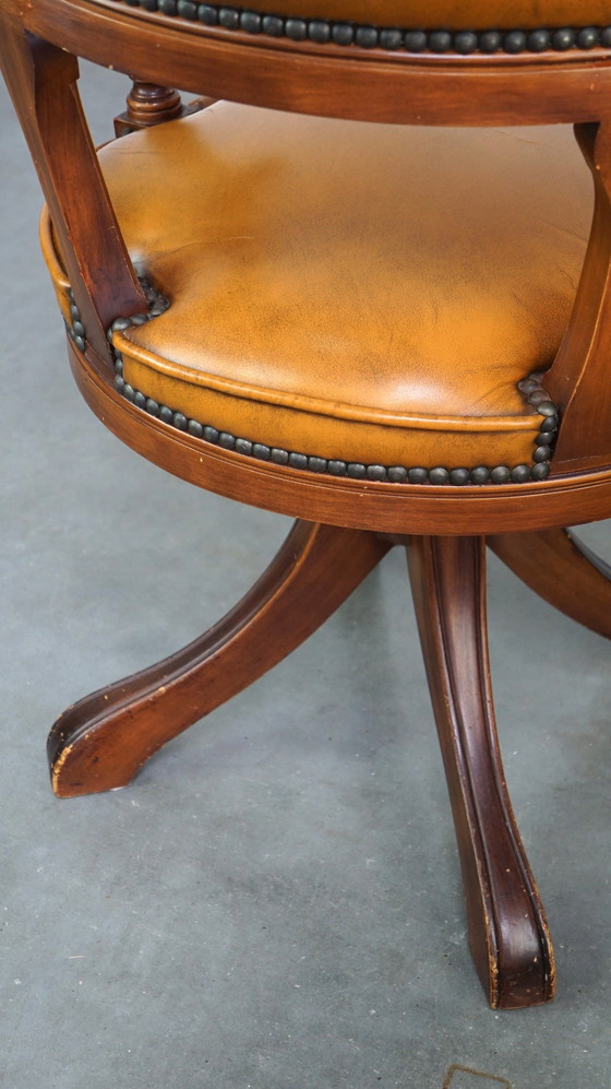 Image 1 of Fauteuil de bureau chesterfield anglais en cuir de boeuf