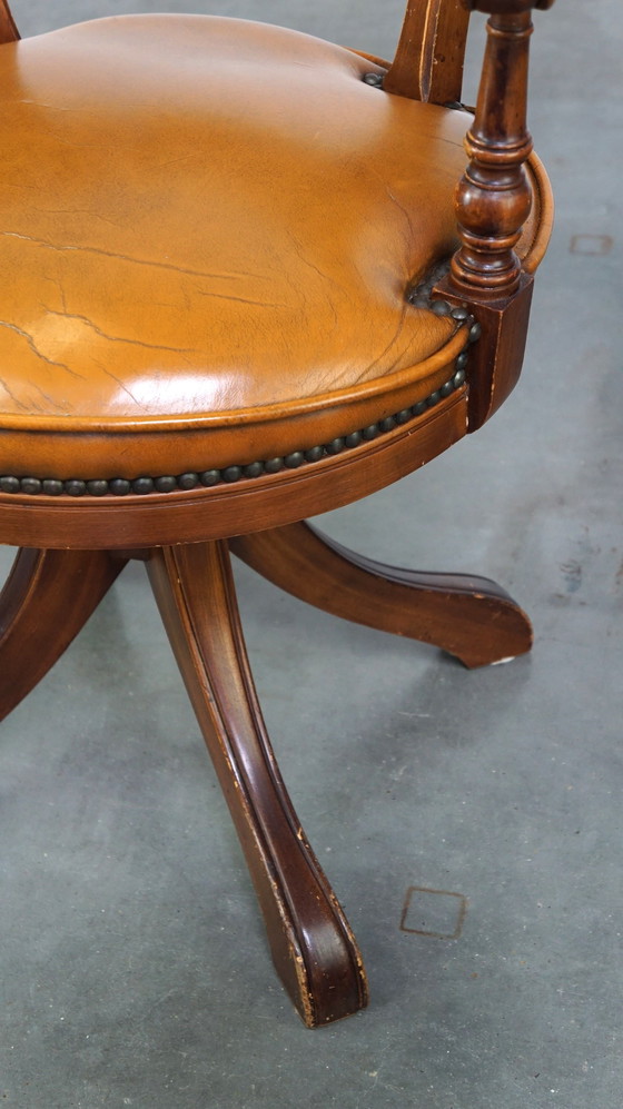 Image 1 of Fauteuil de bureau chesterfield anglais en cuir de boeuf