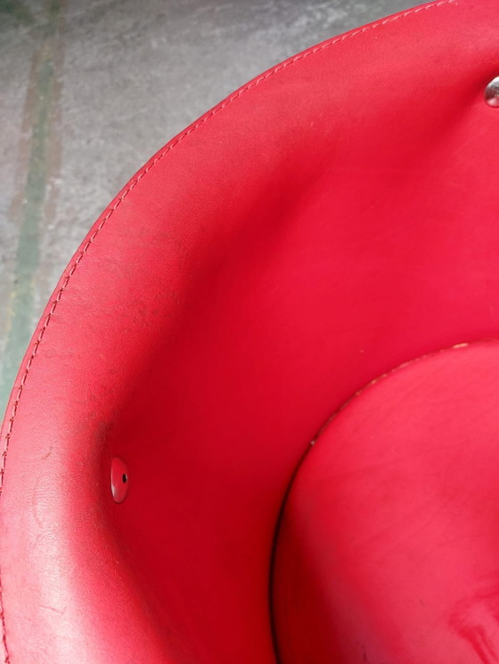 Image 1 of Poltrona in pelle rossa in stile Memphis