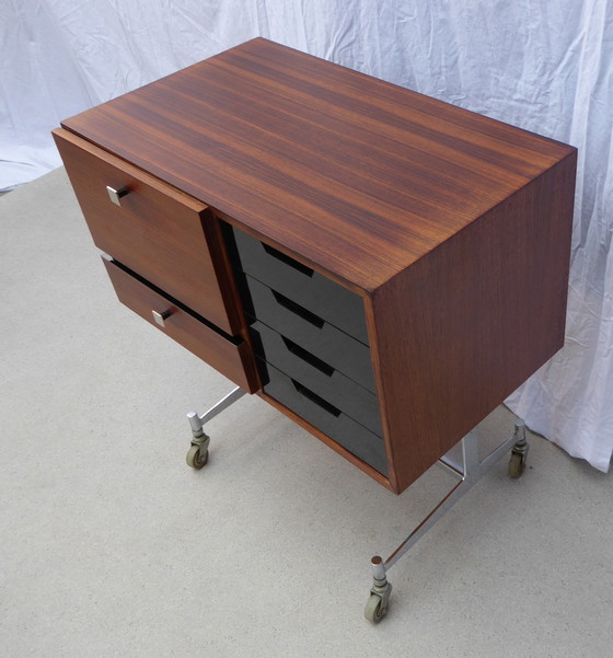 Image 1 of Petite commode sur roulettes