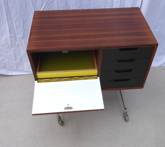 Image 1 of Petite commode sur roulettes