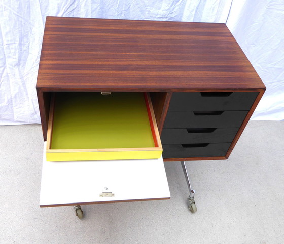 Image 1 of Petite commode sur roulettes