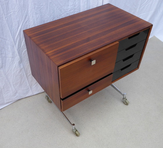 Image 1 of Petite commode sur roulettes