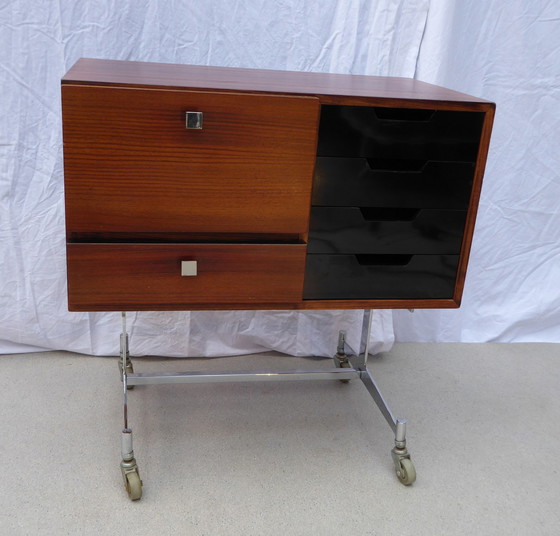 Image 1 of Petite commode sur roulettes