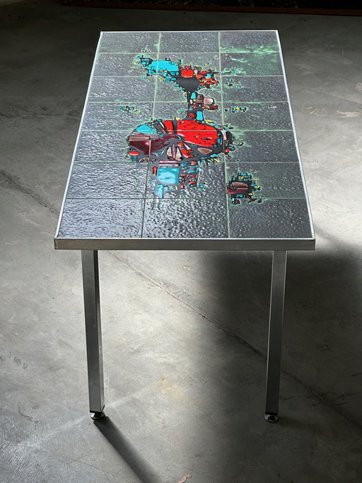 Table basse des années 60 motif brutaliste