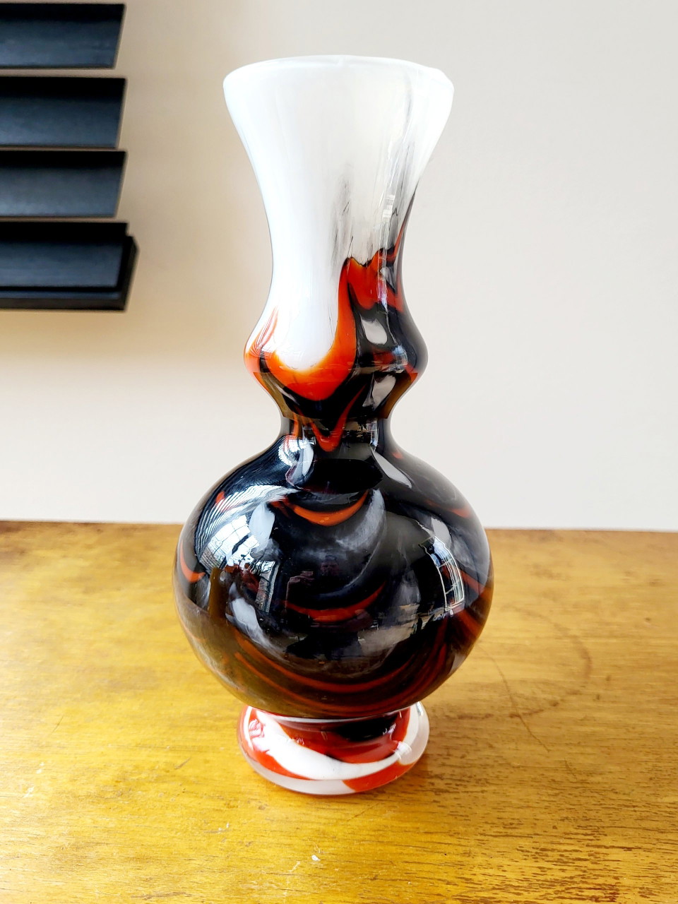 Vase Cornet Opaline Noire – Italie 1960s – Hauteur 18 Cm