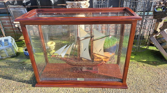 Image 1 of Vitrina clásica de caoba con velero (barco extraíble). Dimensiones: 105 x 40 cm y 82 cm de alto.