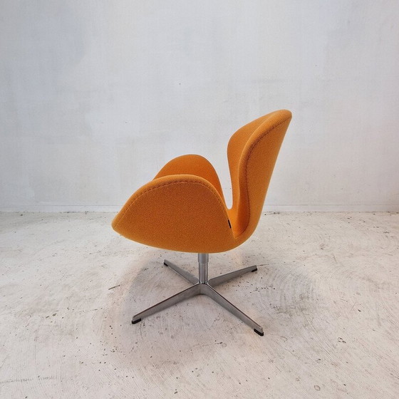 Image 1 of Pair of vintage Swan chairs in orange wool fabric by Arne Jacobsen for Fritz Hansen, Denmark 1950
