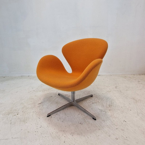 Image 1 of Pair of vintage Swan chairs in orange wool fabric by Arne Jacobsen for Fritz Hansen, Denmark 1950