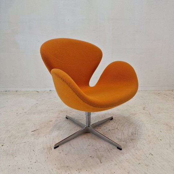 Image 1 of Pair of vintage Swan chairs in orange wool fabric by Arne Jacobsen for Fritz Hansen, Denmark 1950