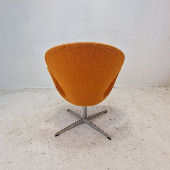 Image 1 of Pair of vintage Swan chairs in orange wool fabric by Arne Jacobsen for Fritz Hansen, Denmark 1950
