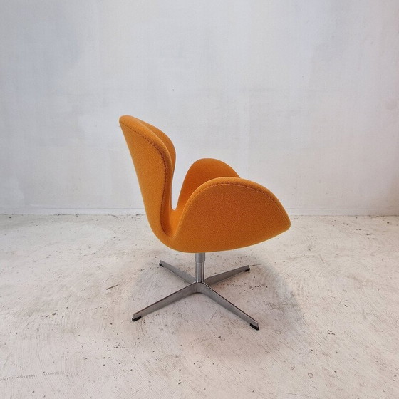 Image 1 of Pair of vintage Swan chairs in orange wool fabric by Arne Jacobsen for Fritz Hansen, Denmark 1950