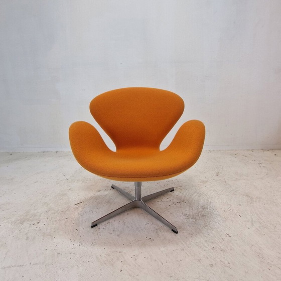 Image 1 of Pair of vintage Swan chairs in orange wool fabric by Arne Jacobsen for Fritz Hansen, Denmark 1950