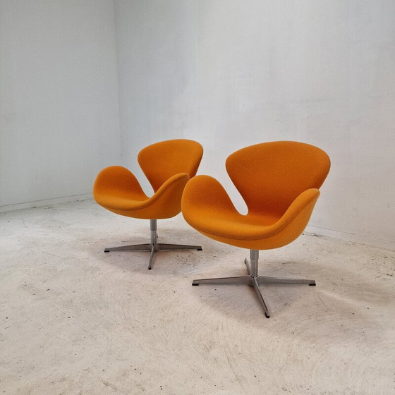 Image 1 of Pair of vintage Swan chairs in orange wool fabric by Arne Jacobsen for Fritz Hansen, Denmark 1950