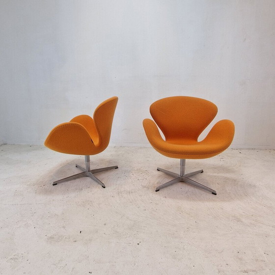 Image 1 of Pair of vintage Swan chairs in orange wool fabric by Arne Jacobsen for Fritz Hansen, Denmark 1950