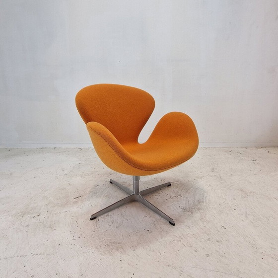 Image 1 of Pair of vintage Swan chairs in orange wool fabric by Arne Jacobsen for Fritz Hansen, Denmark 1950