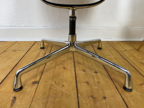 Image 1 of Aluminium Chair EA 108 de Charles & Ray Eames pour Vitra, cuir