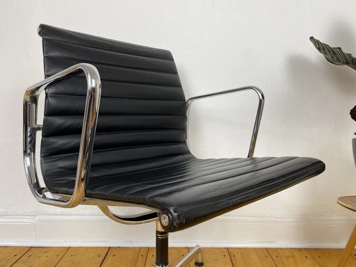 Aluminium Chair EA 108 de Charles & Ray Eames pour Vitra, cuir