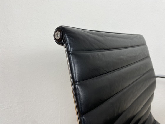 Image 1 of Aluminium Chair EA 108 de Charles & Ray Eames pour Vitra, cuir