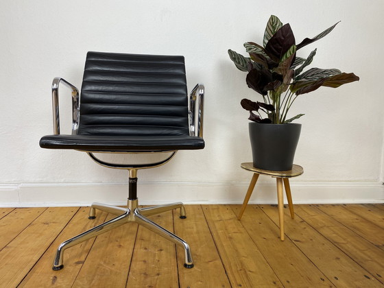 Image 1 of Aluminium Chair EA 108 de Charles & Ray Eames pour Vitra, cuir