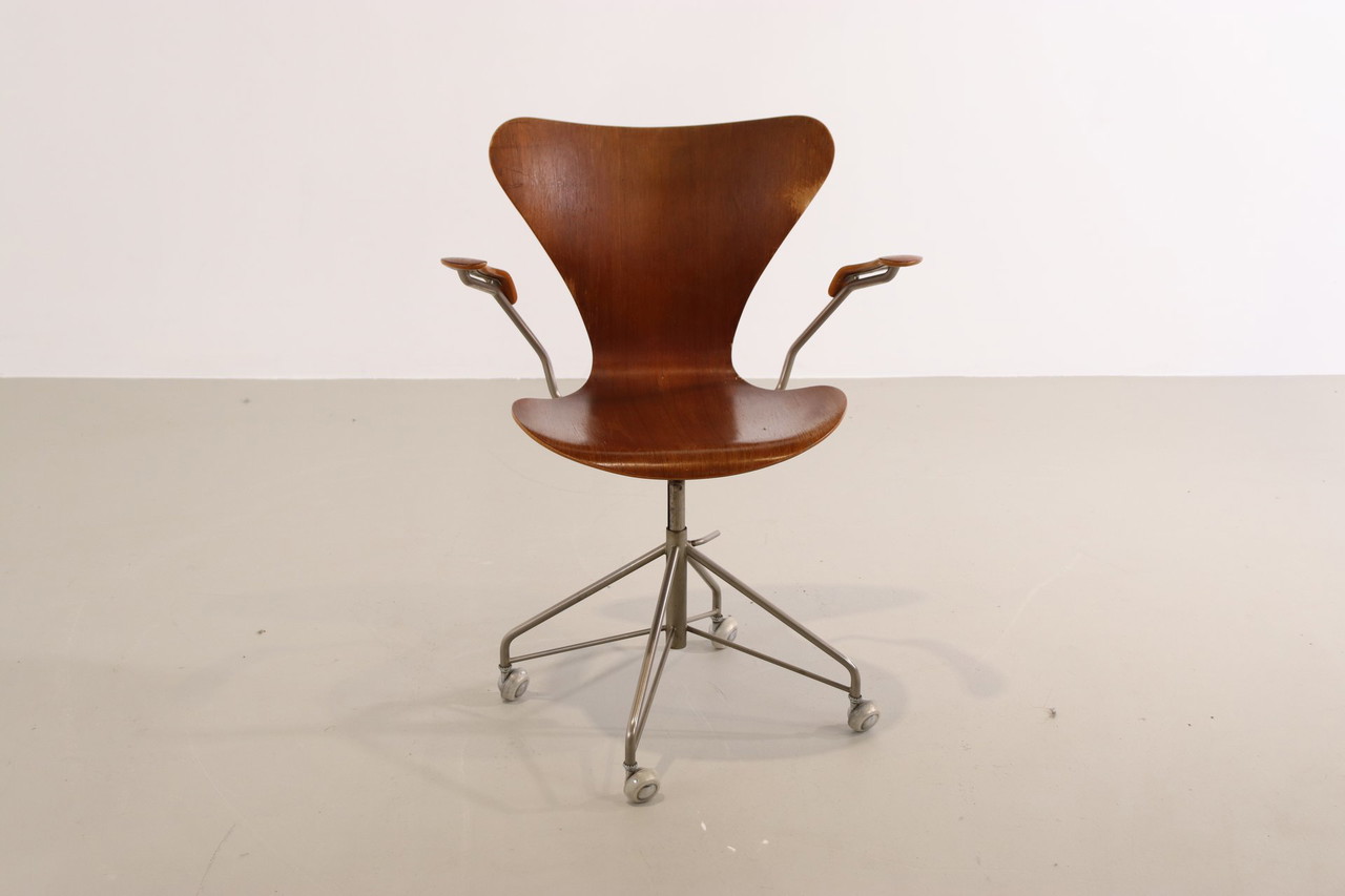 Sedia da ufficio Fritz Hansen Serie 7 di Arne Jacobsen