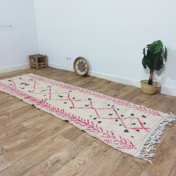 Image 1 of Marokkaanse Berber Loper In Wit En Roze - White and Pink Moroccan Berber Hall Rug