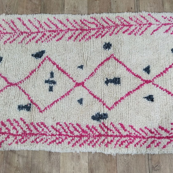 Image 1 of Marokkaanse Berber Loper In Wit En Roze - White and Pink Moroccan Berber Hall Rug